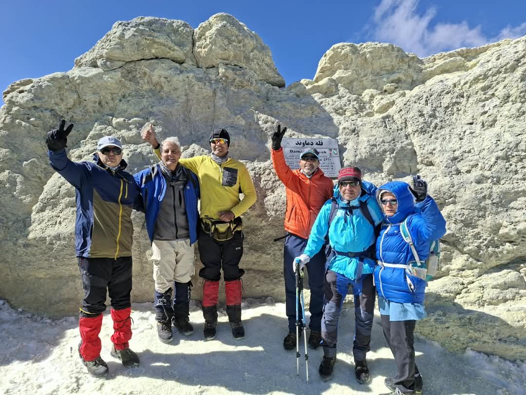 کوهنوردان وزارت جهاد کشاورزی به بام ایران صعود کردند/ پیروزی بر ارتفاع و پاسداری از طبیعت