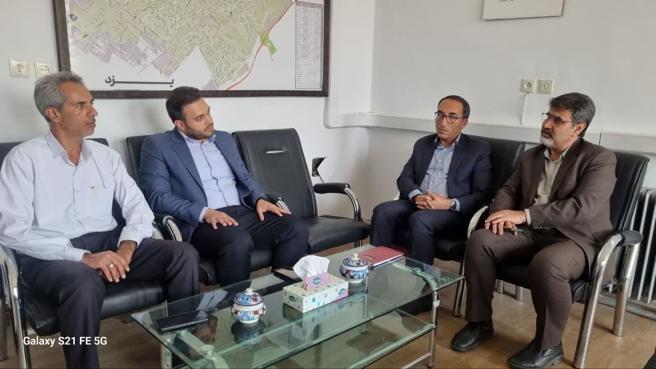 گام مشترک برای جهش تولید در ابرکوه؛ تأکید بر سرمایه‌گذاری بنیاد مستضعفان و علوی در بخش کشاورزی و انرژی خورشیدی